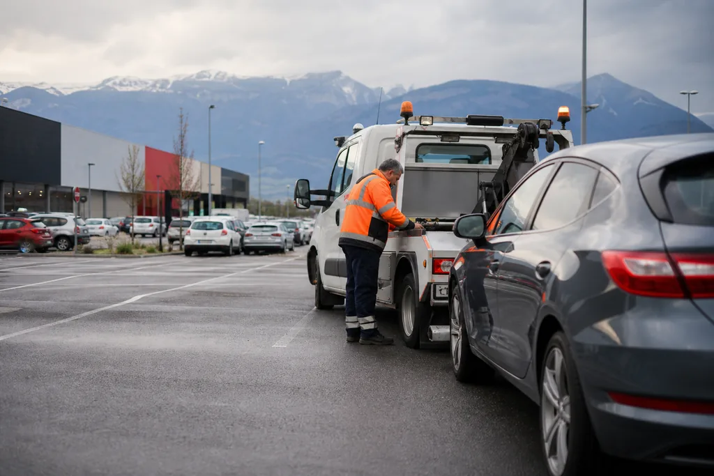 Dépannage automobile à Monnetier-Mornex - Haute-Savoie — Dépannage zone commerciale Annemasse : assistance parking retail Espace Mont-Blanc, 24h/24